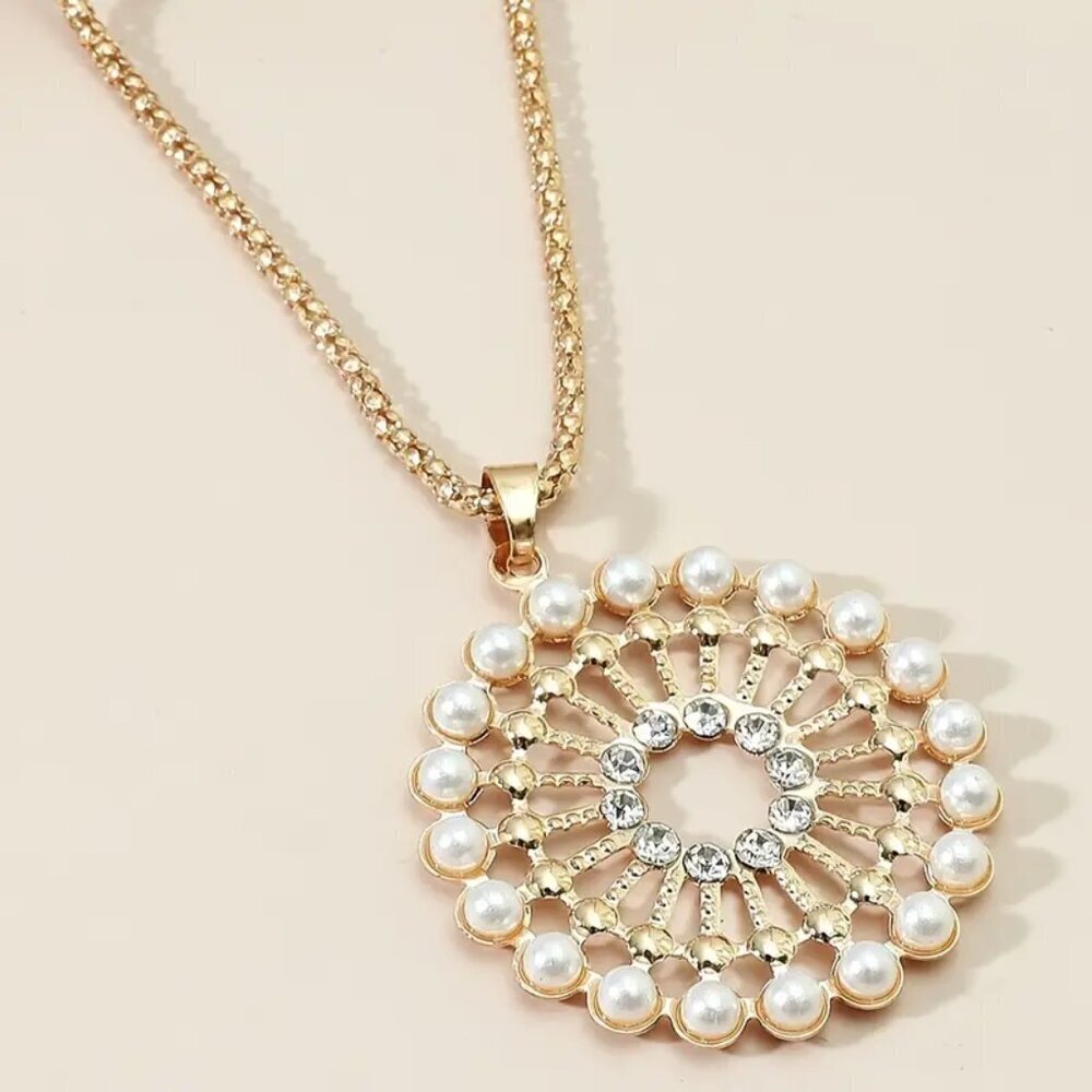 Inlaid Faux Pearl Round Alloy Pendant Necklace